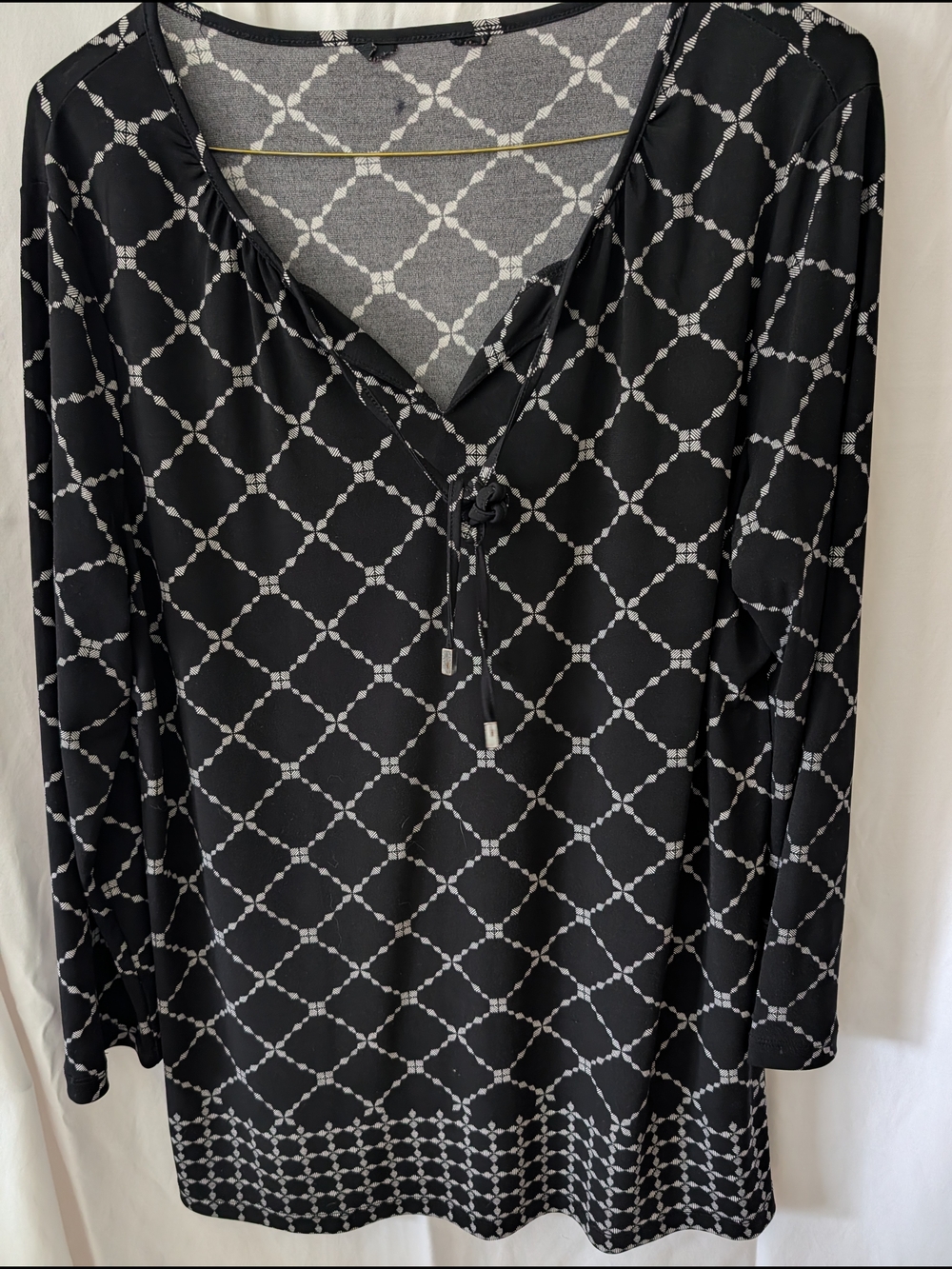 Worthington Black and White Geometric V-Neck Blouse